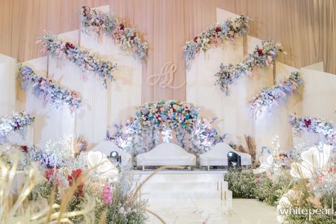 Pelamin Nikah, Indian Baby Shower Decorations, Indoor Wedding Decorations, Nikah Decor, Reception Stage, Blue White Weddings, Wedding Stage Backdrop, Wedding Reception Backdrop, Wedding Stage Design