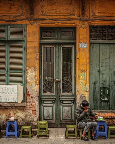 - How many places would you take your friends to in Hanoi Old Quarter in one day??? - 3,4 - 7-10??? ❤🙏👍🤣 I don't include food or coffee/ tea. cre: Marcus Lacey #VIETLONGTRAVEL #hanoi #oldquarterhanoi #hanoistreet #hanoiarchitecture #vintagevibes #vietnamtravel #hanoicitytour #vietnamtoursinhanoi Hanoi Old Quarter, Old House Interior, Hanoi Vietnam, Ancient Village, Vietnam Tours, Cultural Identity, Da Nang, Vietnam Travel, Hanoi