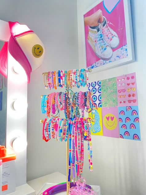 Preppy Bedroom Ideas For Small Rooms, Cute Colorful Room Ideas, Preppy Desk Area, Preppy Jewelry Stand, Preppy Teen Room Decor, Preppy Jewelry Ideas, Cute Preppy Rooms, Preppy Room Shelf Decor, Preppy Vanity Decor