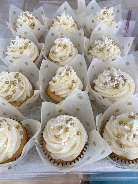 Neutral Treat Table, White And Gold Cupcake Ideas, All White Food Ideas, Confirmation Dessert Table Ideas, Confirmation Decorating Ideas Simple, White Dessert Ideas, All White Party Food Ideas, Christening Food Ideas, Nikkah Cupcakes