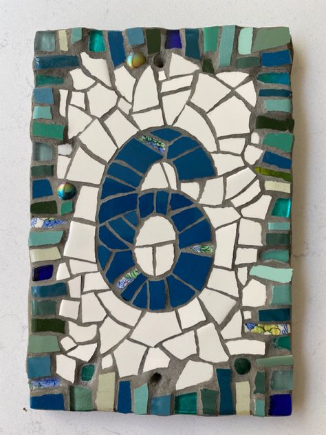 Mosaic Numbers House, House Number Mosaic Ideas, Mosaic Door Numbers, Broken Plates Mosaic Ideas, Mosaic House Numbers Diy, Mosaic Address Sign, House Number Mosaic, Creative House Number Ideas, Mosaic Sign