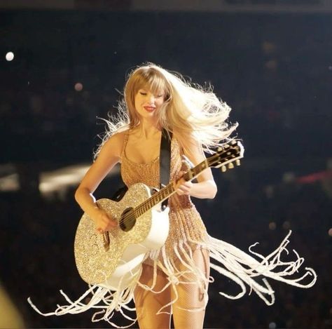 Taylor Swift Guitar Aesthetic, Taylor Swift On Stage, Taylor Swift Fotos, Estilo Taylor Swift, Taylor Swift Fearless, Swift Photo, Taylor Swift Album, Taylor Swift Wallpaper, Swift 3