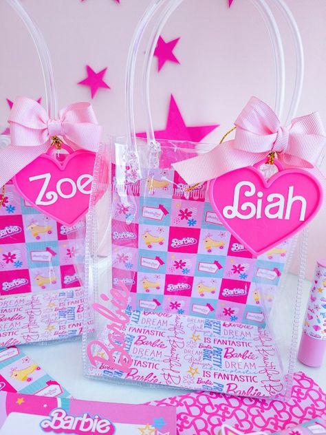 #barbiepartyideas #barbieparty #hibarbie #barbiegift Barbie Favor Bags, Barbie Goodie Bag Ideas, Barbie Party Bags, Barbie Candy Bags, Barbie Gift Bags, Barbie Spa Birthday Party, Barbie Party Decorations, Barbie Theme Party, Barbie Gifts