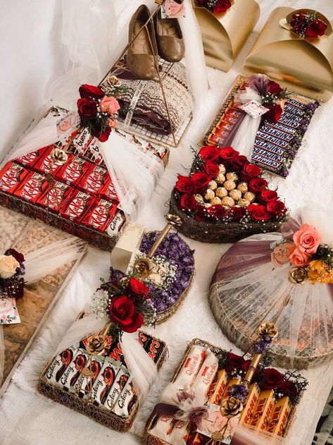 Indian Wedding Thaals, Wedding Platters Gift, Marawa Packing Ideas For Groom, Indian Wedding Sweets Box Gift Ideas, Wedding Thaals For Groom, Engagement Hamper Ideas Muslim, Thaals For Groom, Eid Packing Ideas, Nikkah Taals