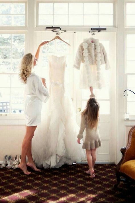 Bride with flower girl Bride With Daughter, Mother Of Bride Pictures, Daughter Of The Bride Dresses, Wedding Photos Bride, Creative Wedding Photo, Fun Photography, Wedding Picture Poses, Bridal Pictures, Wedding Pic