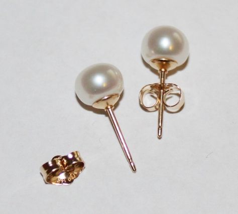 Really love what Pearlland88 is doing on Etsy. Color Perla, Bridesmaid Pearl Earrings, Real Pearl Earrings, Bridesmaid Earrings Gold, Gold Bridesmaids, Pearl Gifts, Studs Gold, Bridesmaid Pearls, Bridal Earrings Pearl