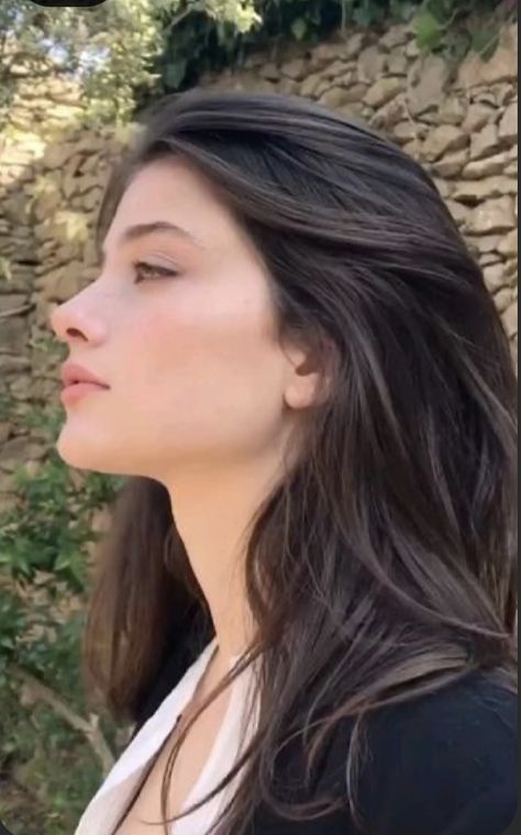 V Jawline, Jawline Aesthetic, Pale Girl, Pretty Brunette, Brunette Woman, Long Brown Hair, Hazel Eyes, Health Facts, Beauty Face