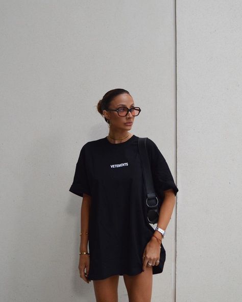 Black Oversized Shirt Outfit Women, Outfit Casual Noche, Black Oversized Tshirt Outfit, Otdd Outfit, Oversized Tshirt Outfit Women, Outfit Oversize, Winter Closet, Big Shirt, Cozy Fits