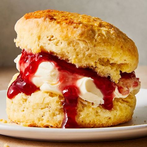 British Tea Time, British Scones, London Tea, Patriotic Desserts, British Tea, Clotted Cream, Scone Recipe, Summer Kitchen, Food Trends