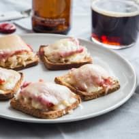 Mini Reuben Toasts Recipe - Food Fanatic Mini Rueben Sandwiches Appetizers, Mini Reuben Sandwiches, Mini Reuben Appetizers, Corned Beef Sandwich, Irish Things, Appetizer Sandwiches, Reuben Sandwich, Antipasto Platter, Chicken Appetizers