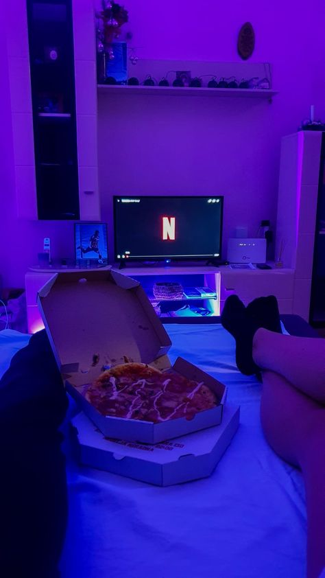 Gamer Couple Pictures, Couples Netflix Bed, Bf And Gf Watching Movie, Couple Goal Gaming, Couple Watching Netflix Together, Netflix Couple Relationship Goals, Watching A Movie With Your Boyfriend, Netflix And Chill With Boyfriend, Couples Watching Tv Together