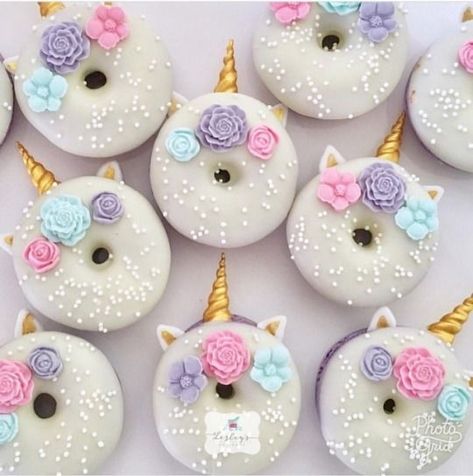 Diy Unicorn Backdrop, Baby Unicorn Party, Gökkuşaği Pasta, Unicorn Macarons, Unicorn Desserts, Unicorn Birthday Party Decorations, Happy Unicorn, Unicorn Party Ideas, Unicorn Themed Birthday Party