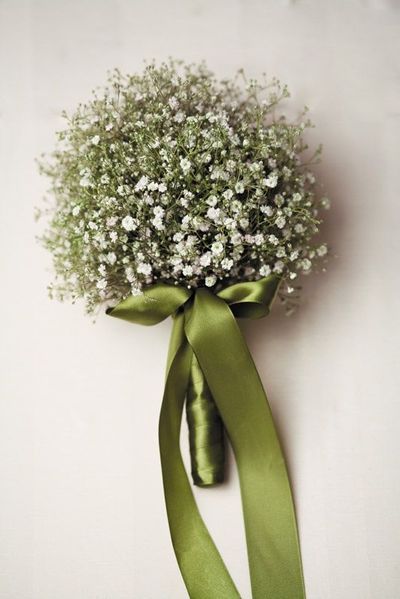 Baby's Breath Bouquet, Cer Nocturn, Simple Wedding Bouquets, فستان سهرة, Wedding Arrangements, Wedding Flower Arrangements, Baby's Breath, Green Ribbon, Bride Bouquets