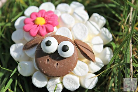 Sheep Cupcakes Fall Fair Ideas, Children Food Ideas, Easter Baking Ideas, Lamb Cupcakes, Button Cupcakes, Sheep Cupcakes, Easter Sheep, Easter Cake Ideas, Food Entertaining Ideas