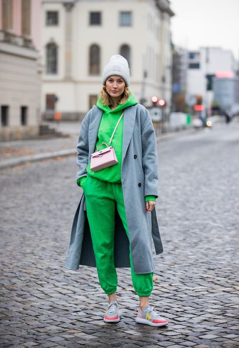 Pink & Green Outfit Ideas That'll Instantly Elevate Your Style Green Outfit Ideas Summer, Pink Green Outfit, Sweatpants Street Style, Green Outfit Ideas, Colorful Winter Outfits, Winter Outfits Street Style, Casual Chic Outfits, Outfit Ideas Summer, Capsule Wardrobe Outfits