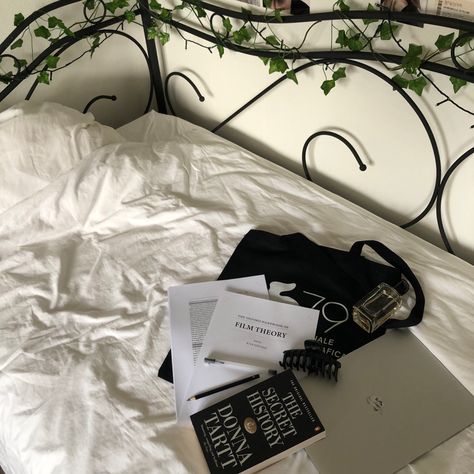 Film Student Bedroom Aesthetic, Paperless Student Aesthetic, Film Students Aesthetic, Film Degree Aesthetic, Film University Aesthetic, Film Study Aesthetic, Female Filmmaker Aesthetic, Nyu Film Student Aesthetic, Film And Media Studies Aesthetic