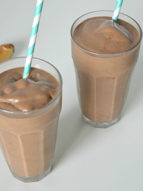 Chocolate peanut butter banana milkshake with vegan option Peanut Butter Banana Milkshake, Peanut Butter Milkshake Recipe, Banana Ice Cream Healthy, Ice Cream Healthy, Vegan Dessert Recipe, Peanut Butter Milkshake, Healthy Ice Cream Recipes, Powder Milk, Banana Peanut Butter