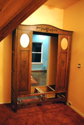 Amazing idea for a Chronicles of Narnia entry to a room. Narnia Door Diy, Narnia Wardrobe Door, Narnia Wardrobe Diy, Wardrobe Doorway, Narnia Playroom, Secret Doorway, Narnia Room, Narnia Party, Narnia Wardrobe