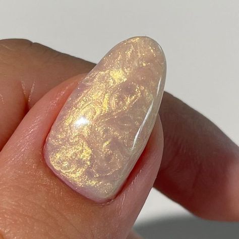 𝗦𝗶𝗺𝘂 | 𝗡𝗮𝗶𝗹 𝗜𝗻𝘀𝗽𝗼♡ on Instagram: "Pearl is always classy🤍 _______ #nailart #pearlnails #nailinspiration #naildesign #oje #tırnakbakımı #pinterestnails" Pear Nails, Mother Of Pearl Nails, Siren Concept, Oyster Nails, Pearlescent Nails, Cosmetic Aesthetic, Nails Pearl, Overlay Nails, Formal Ideas