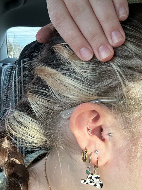 #piercing #tragus #conch #threelobes Tragus And Conch Piercing, Tragus Helix Piercing, New Piercing, Piercing Tragus, Tragus Conch, Conch Piercing, Helix Piercing, Tragus, Conch