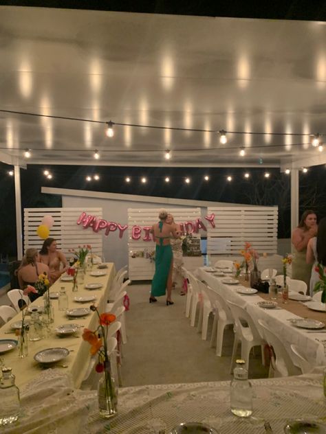 Outdoor 20th Birthday Party, Birthday Dinner Buffet Ideas, 21st Birthday Ideas Outdoor, Fancy Themed Birthday Party, 21st Birthday Outdoor Decorations, 18th Birthday Party Ideas Picnic, Aesthetic Outdoor Birthday Party, Birthday Photo Backdrop, Intimate 18th Birthday Party Ideas