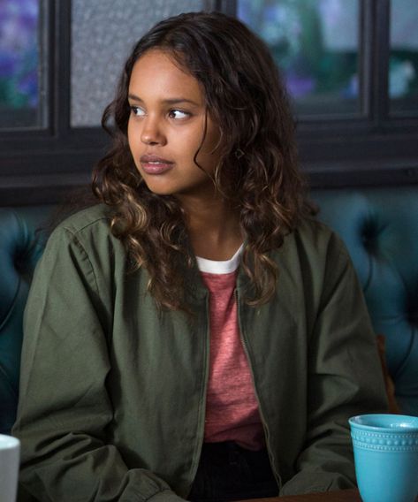 The Real Meaning Behind All Those Hair Changes In 13 Reasons Why #refinery29 https://www.refinery29.com/2018/06/200619/13-reasons-why-hair-meaning-alex-hannah-olivia-wig#slide-2 Jessica 13 Reasons Why, 13rw Cast, Jessica Davis, Alisha Boe, Boyfriend Justin, Justin Foley, Thirteen Reasons Why, 13 Reasons Why, 13 Reasons