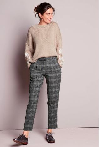 Grey Plaid Pants Outfit, Grey Trousers Outfit Women, Check Pants Outfit, Checked Trousers Outfit, Checkered Pants Outfit, Checkered Outfit, Grey Pants Outfit, Plaid Pants Outfit, Outfit Informal