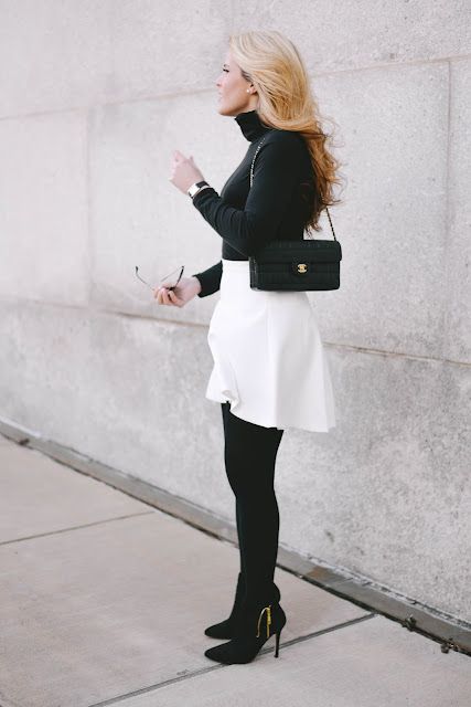 White Skirt With Tights, White Winter Skirt Outfit, Winter White Skirt Outfit, White Skater Skirt Outfit, White Skirt Outfit Winter, White Skirt Winter Outfit, White Skirt Winter, White Pleated Skirt Outfit, Winter Shorts Outfits