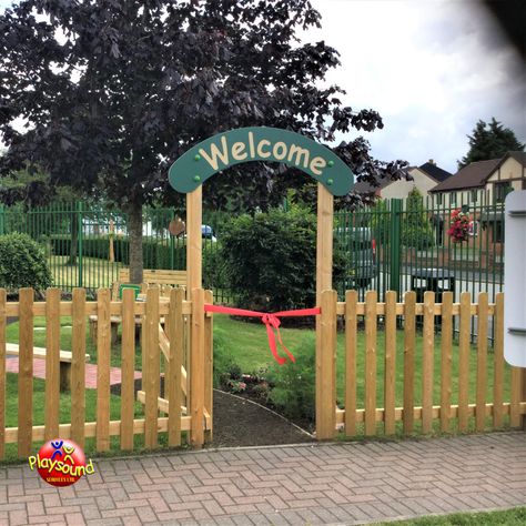 Preschool Front Entrance Ideas, Playground Fencing, Natural Fencing, Log Planters, Kids Garden Play Area, Daycare Playground, Outdoor Kindergarten, Kids Garden Play, Diy Kids Playground