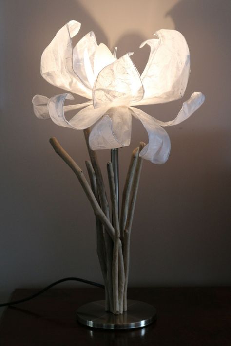 Lampe en papier fleur à faire soi-même : instructions et idées de modèles Diy Flower Petal Lamp Shade, Plastic Bag Crafts, Flower Lamp Shade, Diy Luminaire, Luminaire Original, Decoration Vitrine, Lamp Inspiration, Origami And Quilling, Lampshade Makeover