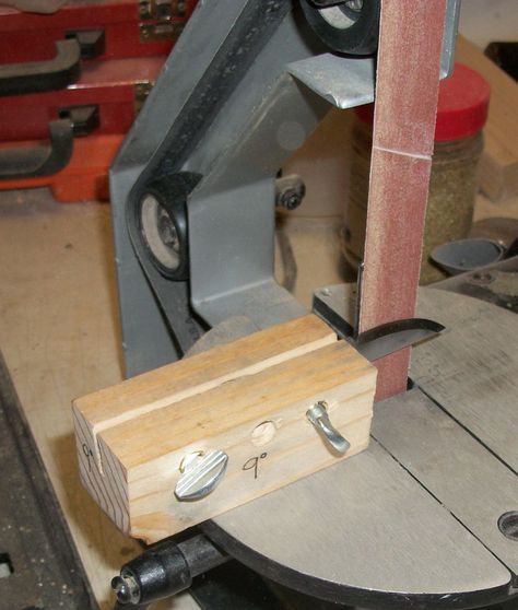 One thing that I had a really hard time with on the knives I’ve made before was getting a good, even grind on the blade. Here’s a simple jig that makes it much easier. It’s made f… Knife Sharpening Jig, Knife Grinding Jig, Wood Headboards, Toy Box Plans, Homemade Knife, Forging Knives, Knife Grinder, Knife Template, Knife Making Tools