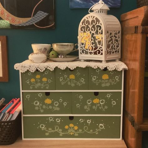 Cottagecore Diy Crafts, Cottagecore Furniture, Cottage Core Diy, Cottagecore Room Ideas, Chest Of Drawers Decor, Cottagecore Diy, Cottagecore Desk, Life In Nature, Painted Drawers