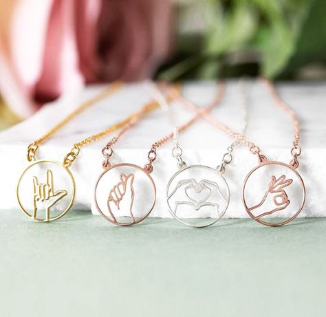 Friendship Necklaces For 4, 4 Besties, Jewelry Necklace Simple, Bff Jewelry, Bff Bracelets, Hand Gestures, Pretty Jewelry Necklaces, Bff Necklaces, Friend Jewelry