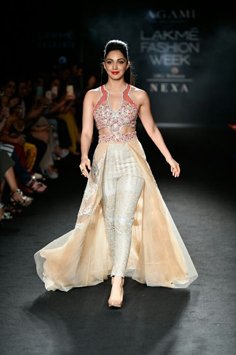 Ramp Walk Dresses, Indian Anarkali Dresses, Ramp Walk, Kids Fashion Show, Fashion Walk, Crop Top Designs, Pakistan Fashion, Kiara Advani, Lakme Fashion Week