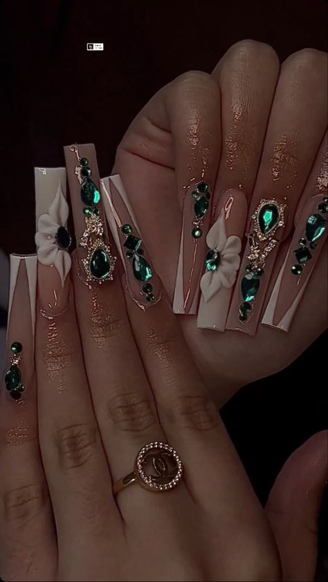 Quince Emerald Green Nails, Esmeralda Nails, Emerald And Gold Acrylic Nails, Quince Nails Emerald Green, Emerald Green Nails Quinceanera, Emerald Green And Silver Quince, Quinceanera Nails Green, Long Emerald Green Nails, Emerald Green 15 Nails