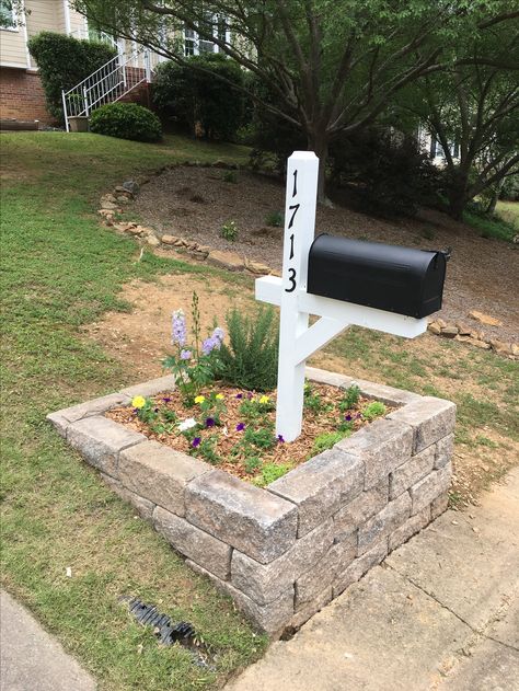 Mailbox Landscaping On A Slope, Mailbox Landscaping On A Hill, Mailbox Flower Bed, Mailbox Flowers, Modern Gardening, Mailbox Garden, Green Adventure, Mailbox Landscaping, Landscaping A Slope