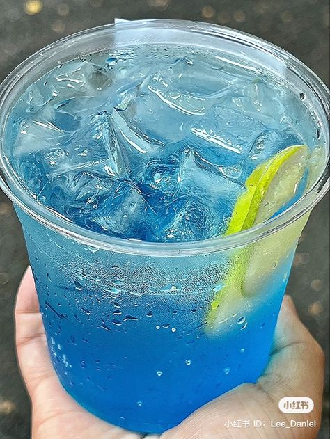 Blue Lemonade Aesthetic, Blue Drinks Aesthetic, Blue Lemonade, Fresh Drink, Blue Drink, Cute Quick Hairstyles, Blue Drinks, Candy Drinks, Lemon Drink