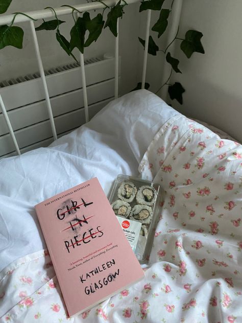 Book Instagram Story Ideas, Girl In Pieces Book, Book Instagram Story, Kathleen Glasgow, Girl In Pieces, Reading Motivation, Bookstagram Inspiration, Book Instagram, Instagram Feed Ideas