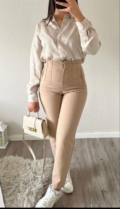 Ootd Pantalon Beige, Zara Cream Trousers, Beige Trousers Outfit, Trousers Women Outfit, Semi Formal Outfits, Fashionable Work Outfit, Mode Zara, Zara Outfit, Business Casual Outfits For Work