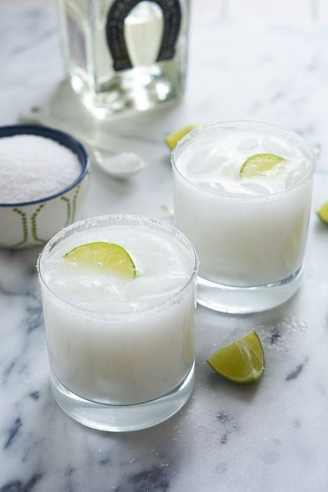 Coconut Water Cocktail, Coconut Margarita, Low Calorie Cocktails, Healthy Cocktails, Refreshing Cocktail, Tequila Drinks, Coconut Cream Pie, Tequila Cocktails, Triple Sec