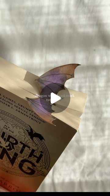 Dragon Wing Bookmark, Dragon Book Mark, Diy Dragon Bookmark, How To Make Book Marks, Diy Bookmarks For Men, Fairy Bookmark, Wing Tutorial, Bookmark Art Ideas, Dragon Diy Craft