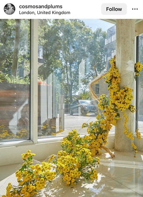 Yellow White Wedding, Yellow Wedding Inspiration, Floral Installation, Beautiful Wedding Decorations, Flower Installation, Event Flowers, Yellow Wedding, Wedding Games, Chicken Wire