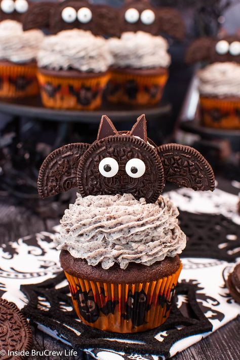 Take your Halloween parties to a new level with these adorable Oreo Bats! With just a few ingredients and simple steps, you can create these spooky treats to top your cupcakes. Perfect for kids to get involved, too! Oreo Bats, Homemade Butterfingers, Bat Cupcakes, Halloween Sugar Cookies, Peanut Butter Candy, Oreo Cupcakes, Spooky Treats, Treat Ideas, Easy Treats