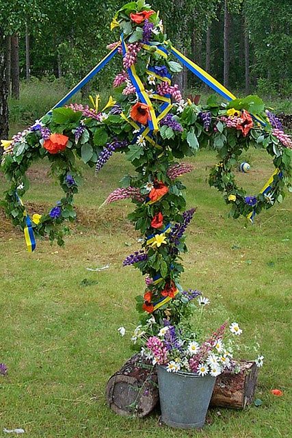 Midsummer - Midsummer  / AND May Day (May 1st)  the ribbons represent the flag -- this one is Swedish -- the 2 wreaths hang on the T shape pole -- w/vines & flowers wrapped around it all -- There's a ribbon winding around to music with Folk in National Costumes from their regions. Swedish Traditions, Swedish Girls, Sweden Travel, Scandinavian Countries, Swedish Style, Nordic Countries, May Days, How To Wrap Flowers, Hanging Wreath