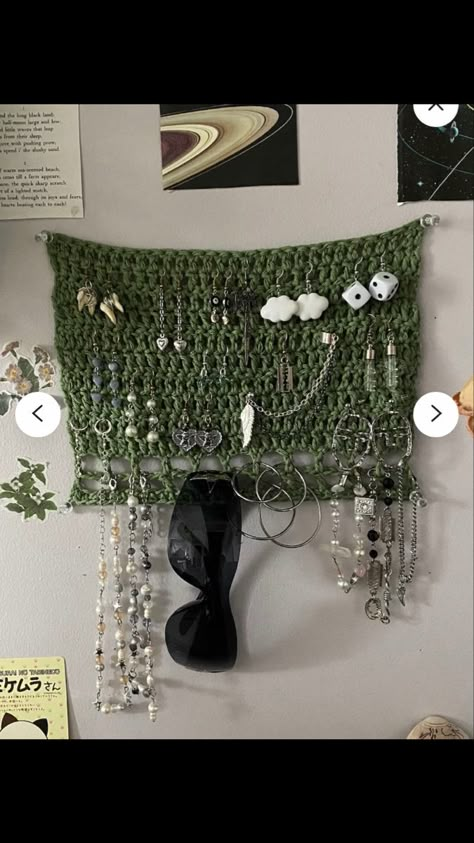 Crochet Earring Holder Pattern Free, Crochet Wall Storage, Crochet Earrings Holder, Emo Crochet Ideas, Crochet Jewelry Holder Pattern, Crochet Jewelry Holder Free Pattern, Crochet Jewelry Organizer, Crochet Necklace Holder, Green Yarn Crochet Ideas