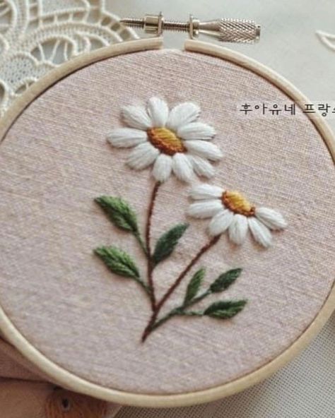 Sulaman Pita, Crewel Embroidery Kits, Floral Embroidery Patterns, Hand Embroidery Videos, Hand Work Embroidery, Pola Sulam, Hand Embroidery Projects, Hand Embroidery Flowers, Japanese Embroidery