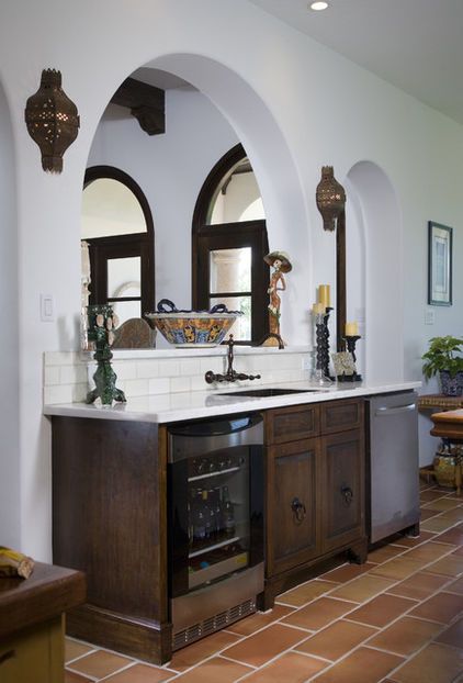 Spanish Style Backyard, Spanish Revival Kitchen, Spanish Kitchen Design, Hacienda Kitchen, Spanish Style Bathrooms, Mediterranean Kitchen Design, Spanish Style Kitchen, Spanish Kitchen, Mediterranean Kitchen