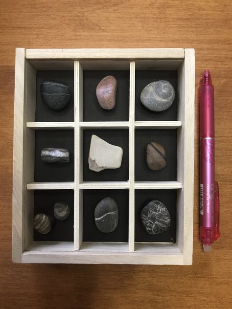 Rock Display Ideas, Rock Display, Stone Display, Book Paper, Art Rock, Paper Crafts Diy Tutorials, Diy Tutorials, Pebble Art, A Background