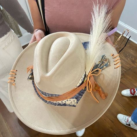 Size: 58cm Color: Cream Brand: The Pink Valise Boutique Condition: Never Worn Material: Leather Cow Girl Hats, Cowboy Hat Design, Hat Burning, Custom Cowboy Hats, Girl Hats, Painted Hats, Hat Ideas, Western Hats, Cowgirl Hats