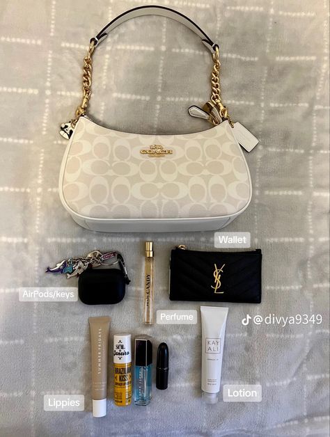 Girly Purse Aesthetic, Small Purse Aesthetic, What’s In My Purse, Everyday Bag Essentials, Girly Car Accessories, Inside My Bag, My Style Bags, Purse Essentials, Girly Car